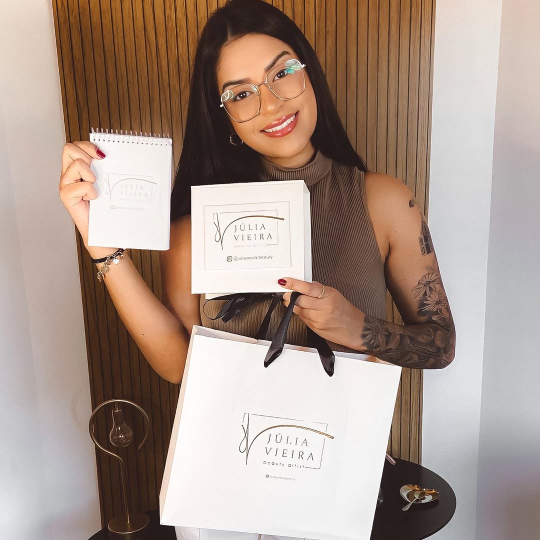 Júlia Vieira com os produtos e embalagens da marca Júlia Vieira Beauty